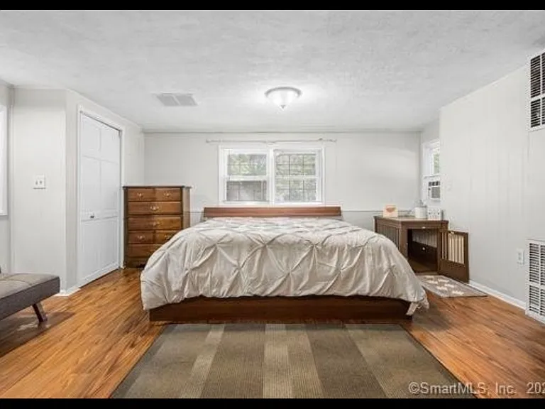 126 Linden Ave — Photo 6