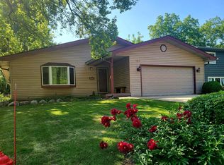 127 Forest Ave, Lake Zurich, IL 60047