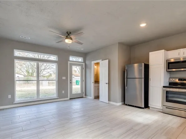402 E Hemlock St, Rogers, AR 72756