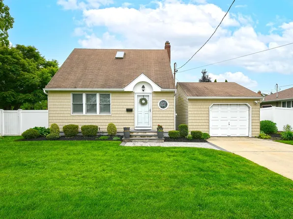 20 Kossuth Street, Deer Park, NY 11729