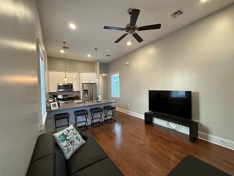 Living room (different viewpoint).