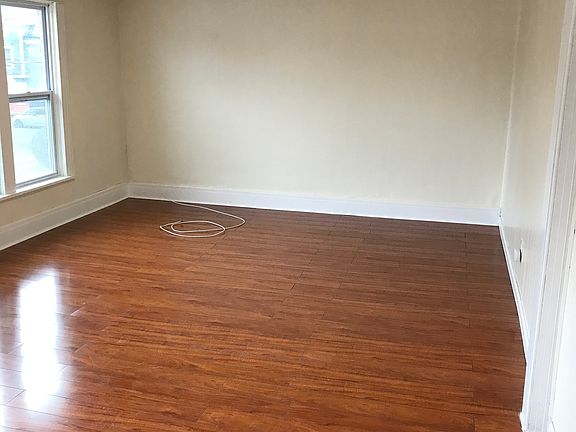 3rd image of 192 Victoria Ave #2