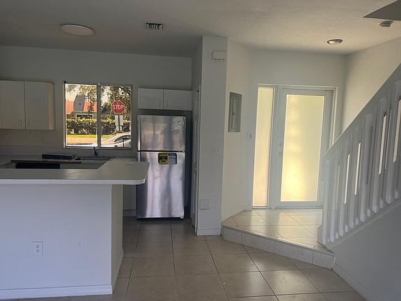5th image of 20454 NE 15th Ave #2