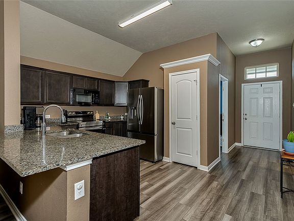 5th image of 2702 Redcap St