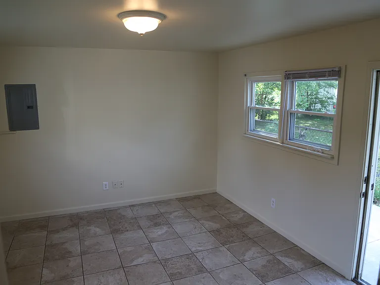 FLEX ROOM FOR OFFICE OR 3 BEDROOM