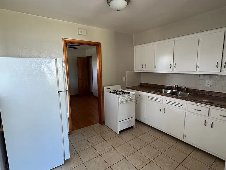 2323 Douglas St — Photo 9
