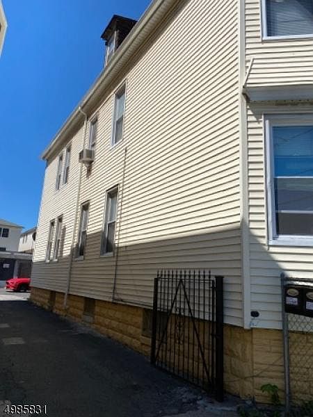 2nd image of 1086 Bond St APT 3