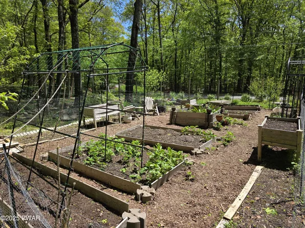 800 Saddlebrook Spur, Hawley, PA 18428