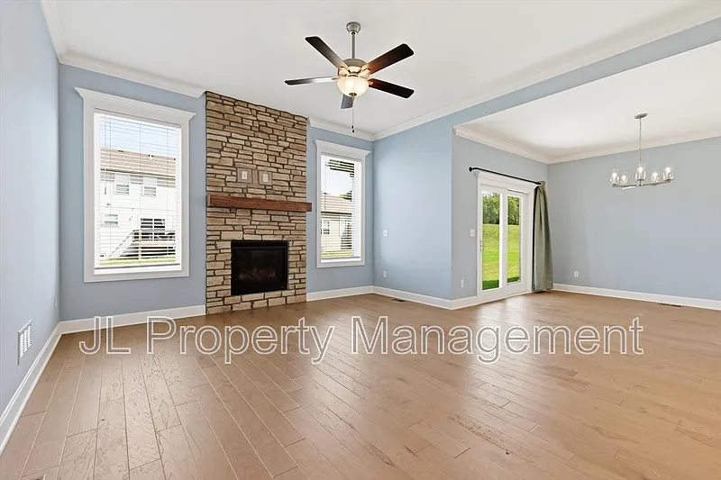 3 bed, 3.0 bath, 2048 sqft, $2,945 — Photo 3