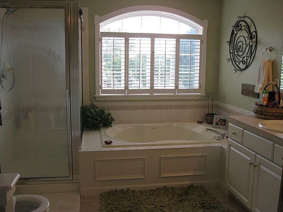 Master bath w/ jacuzzi tub & dual sinks. Spacious walk-in closet off bath