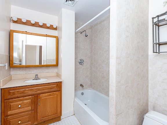 4th image of 5420 Sylvan Ave #2A