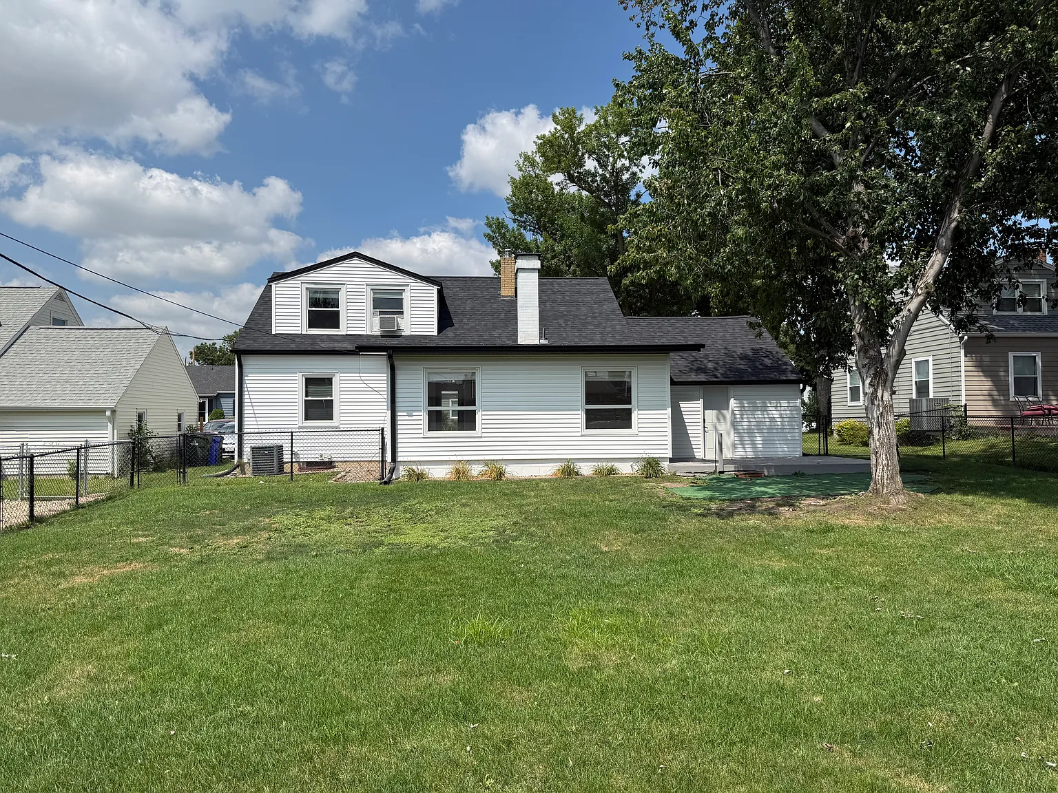 3 bed, 2433 sqft, $3,000 — Photo 2