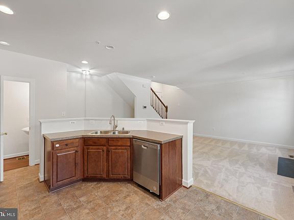 4th image of 3426 Carriage Walk Ct #13-B
