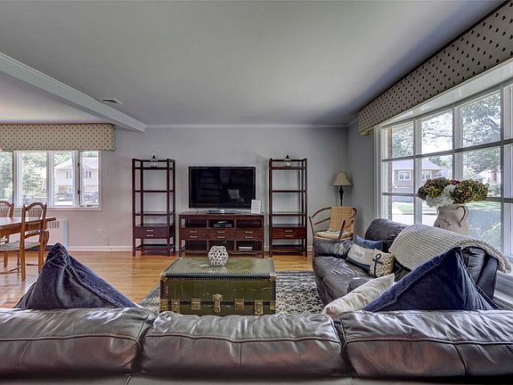 2nd image of 2 Iris Ln