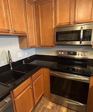 5th image of 3030 Suncrest Dr Unit 321