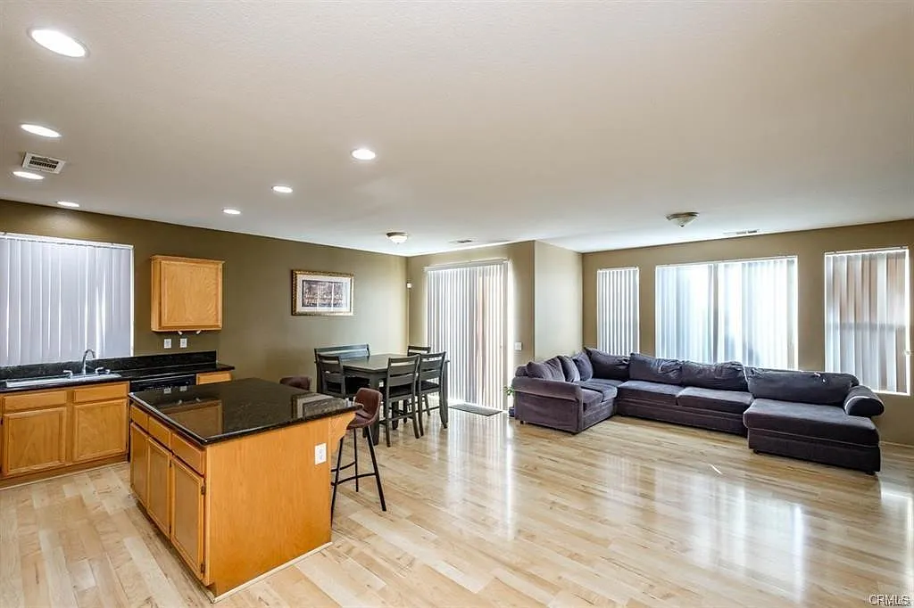 3 bed, 1629 sqft, $2,650 — Photo 2