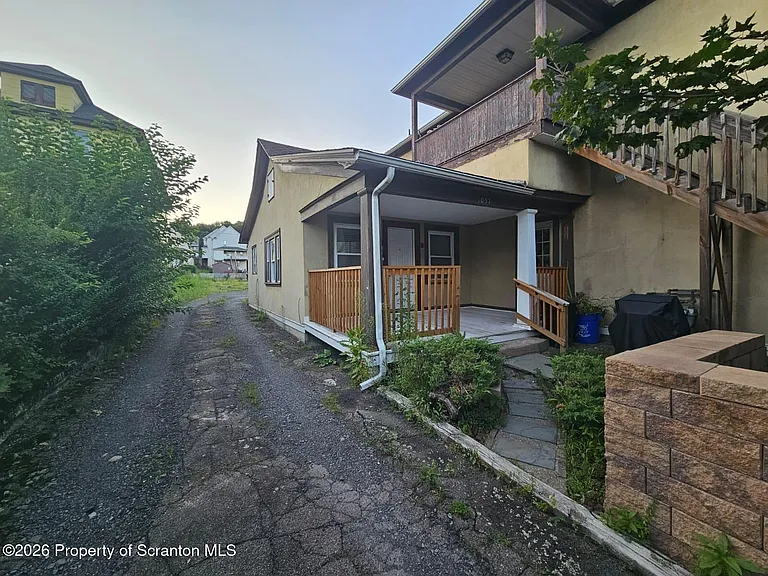 1057 Lincoln St — Photo 3