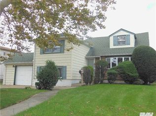 73 Lincoln Ave, Island Park, NY 11558