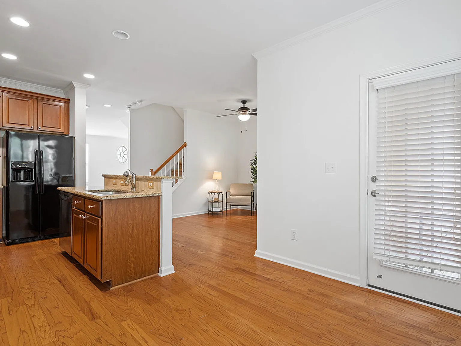 3 bed, 2292 sqft, $2,200 — Photo 4