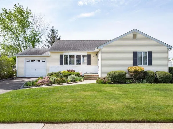 340 N Boston Avenue, Massapequa, NY 11758