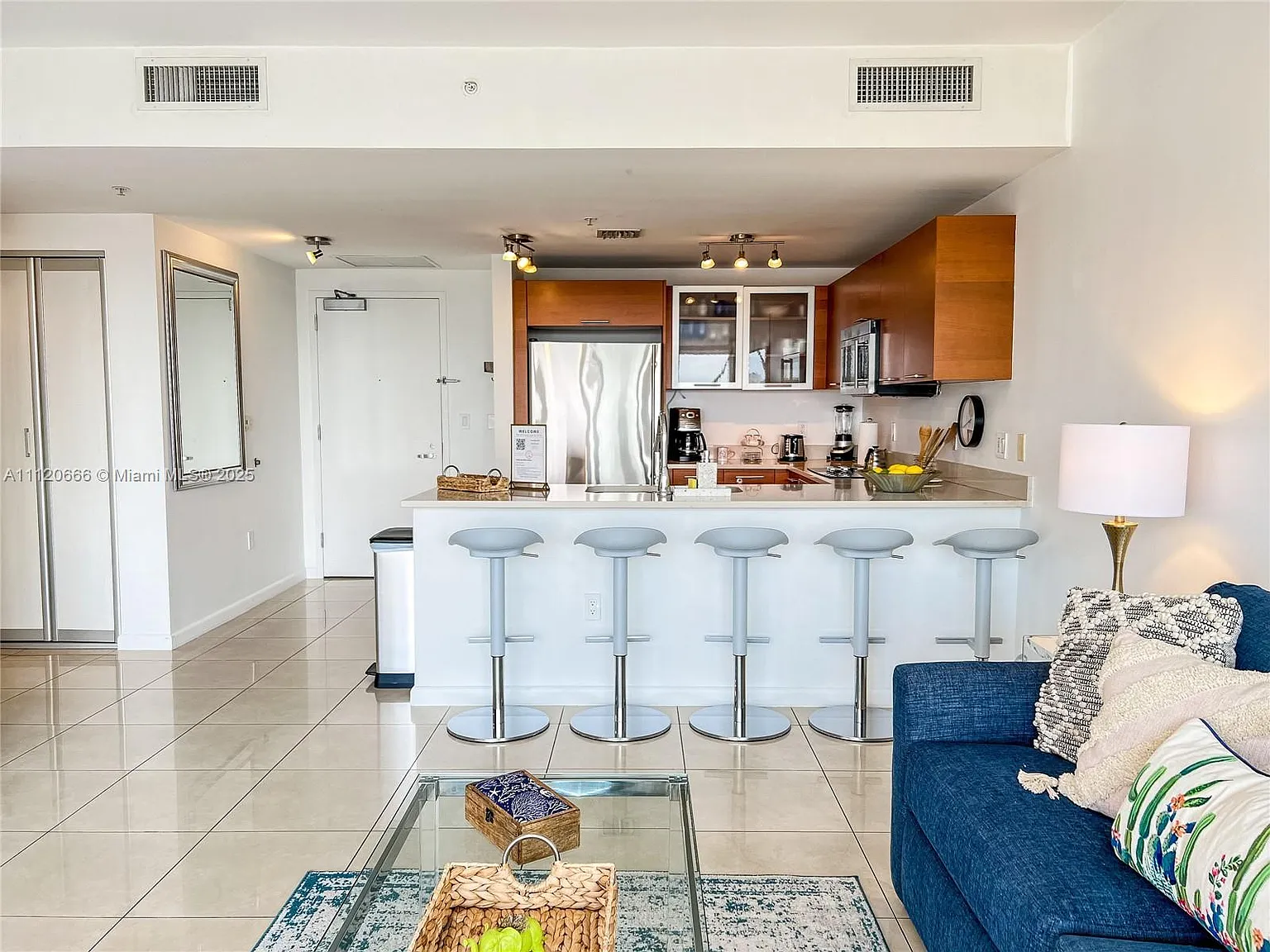 Midblock Miami Condo — Photo 2