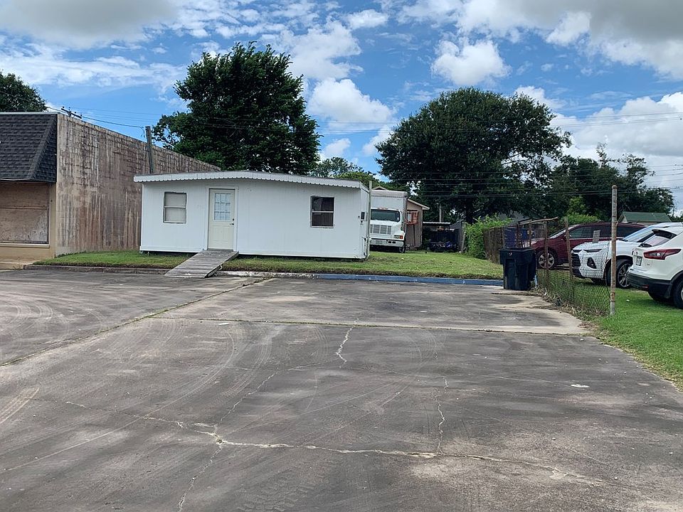 2nd image of 812 Nederland Ave
