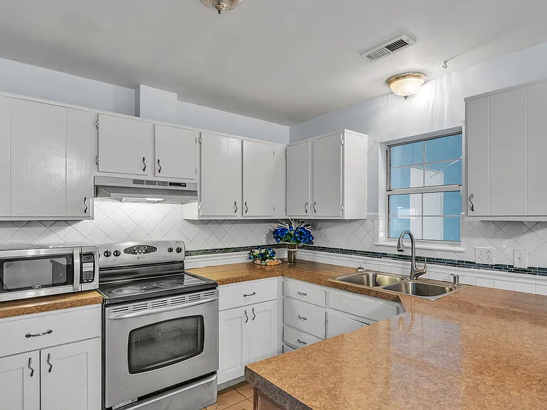 717 Wolftrap Ln — Photo 5