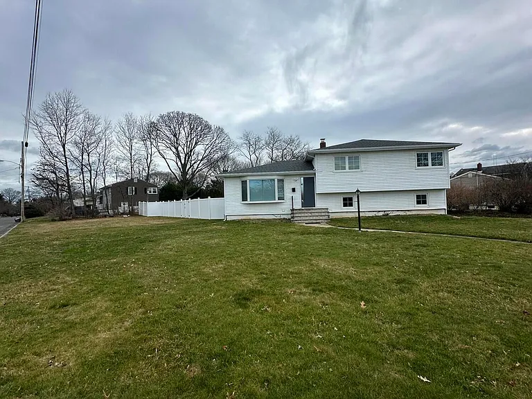 46 Hilltop Rd — Photo 1