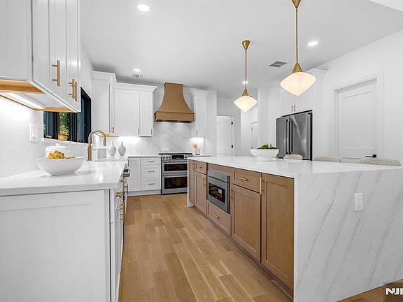 5th image of 452 Oregon St