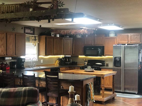 Huge kitchen. Appliances stay