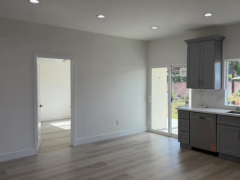 kitchen, side door, master bedroom 1