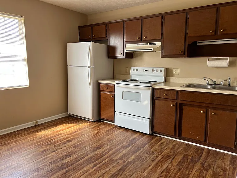 1719 Lynn Dr — Photo 3