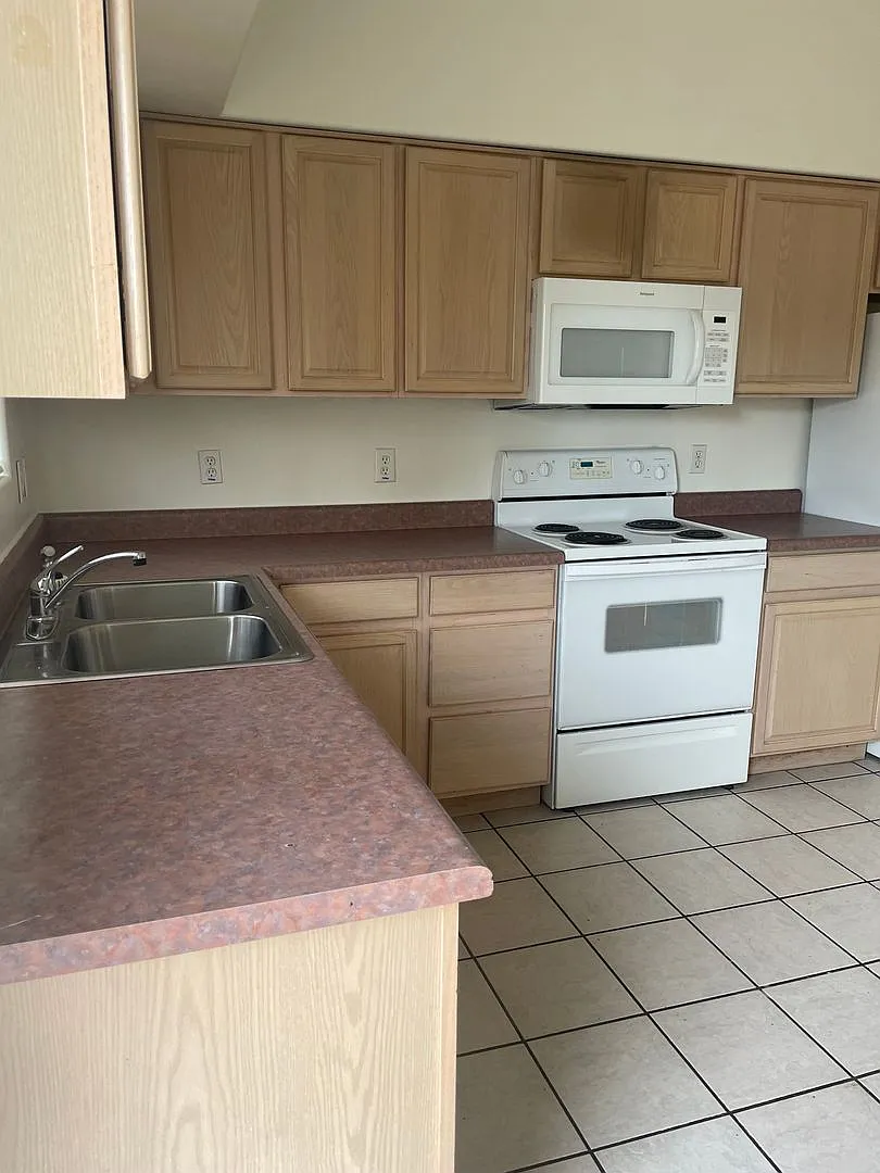Coming Soon! Large 1 Bedroom 1 Bath Duplex! — Photo 3