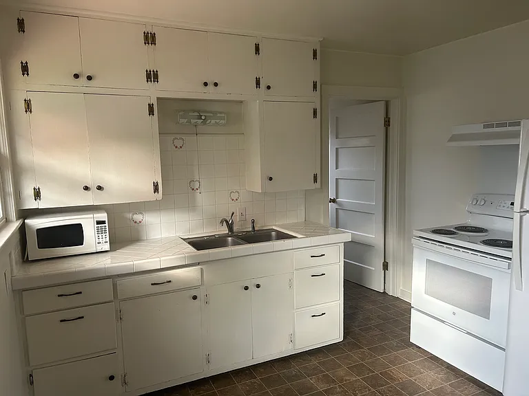 601 Siskiyou St — Photo 4