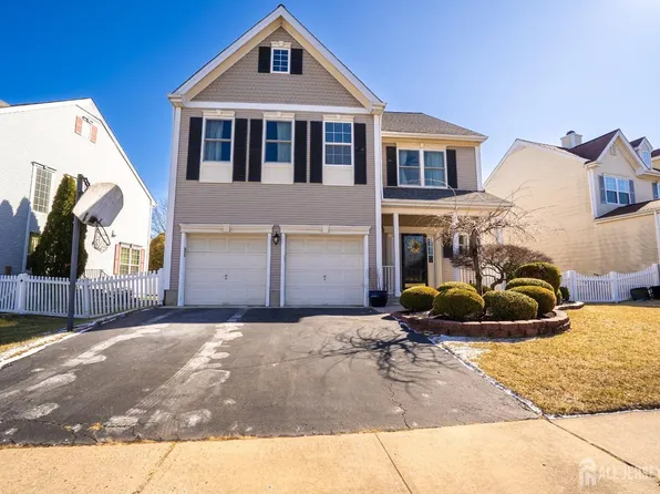 10 Stanford Dr, Kendall Park, NJ 08824