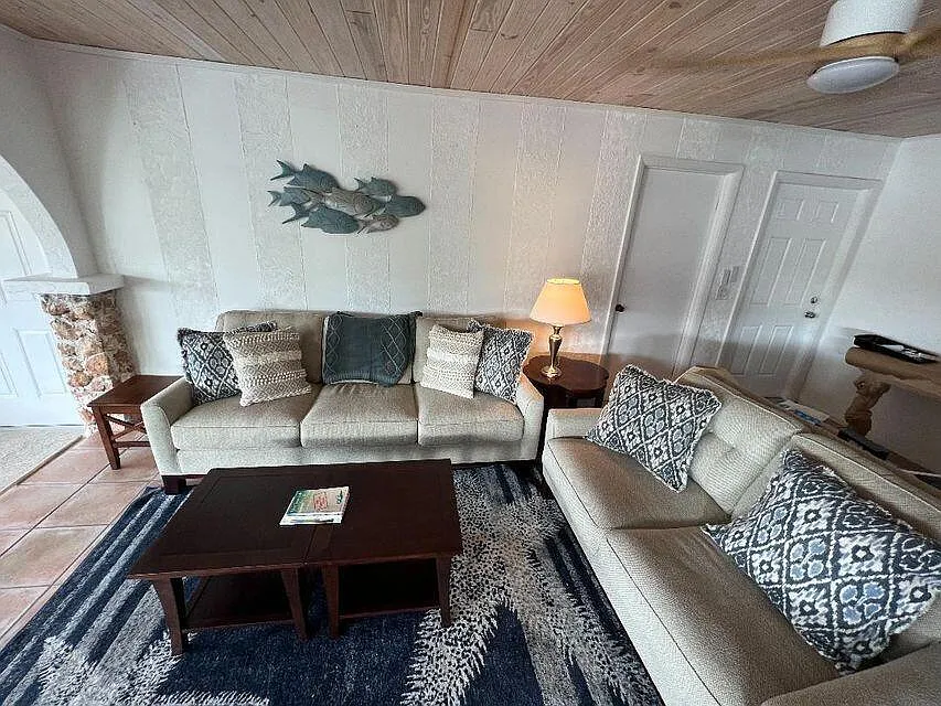 3 bed, 2.0 bath, 1418 sqft, $7,500 — Photo 2