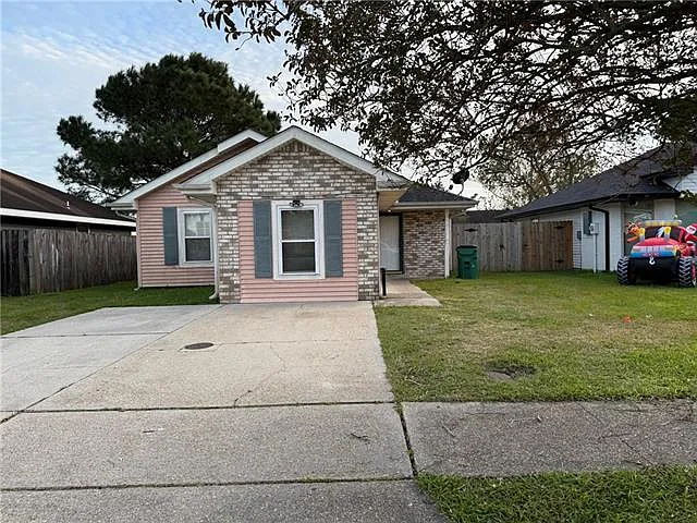 2717 Laurie Ln