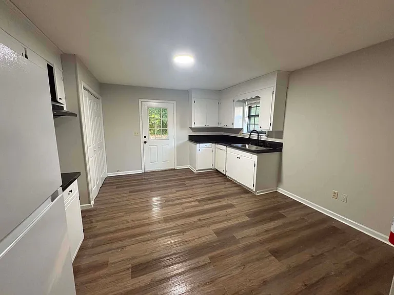 319 N Bond Ave — Photo 10