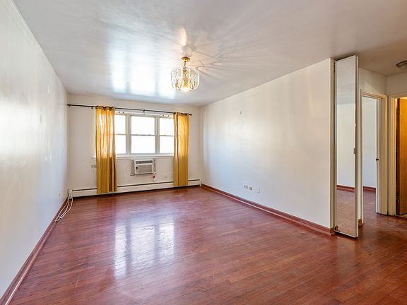 2nd image of 5950 N Kenmore Ave APT 305