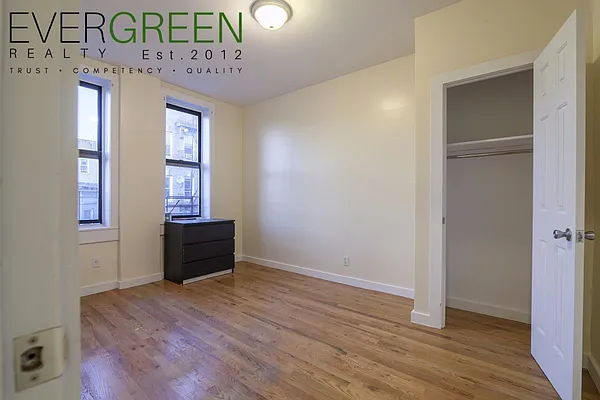 Rented by Evergreen Apartments BK | media 5