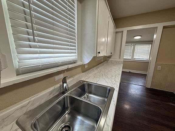 5th image of 1025 N Gary Ave