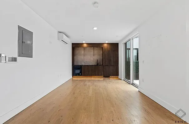 Living room, photo 2