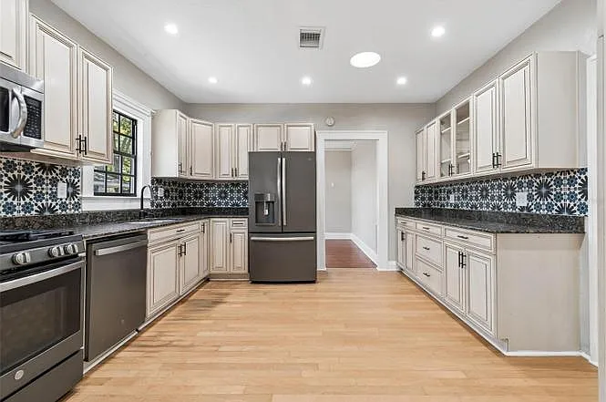 310 E Paris St — Photo 12
