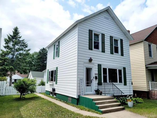 606 S 16th St, Escanaba, MI 49829