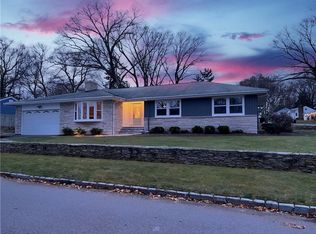 7 Dartmouth Rd, Cranston, RI 02920