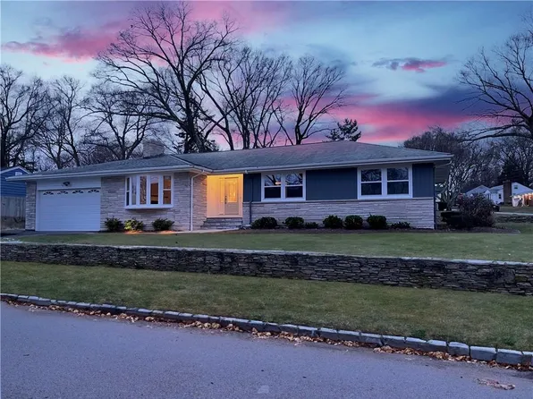 7 Dartmouth Rd, Cranston, RI 02920