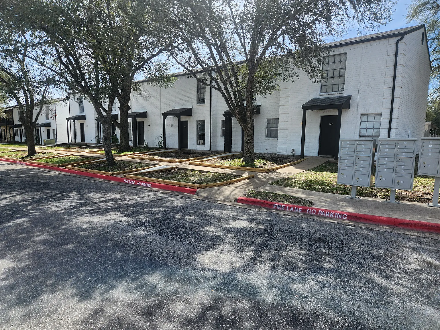 River Oaks Apartments — Photo 1