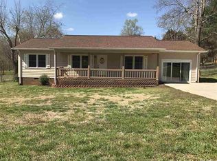 1517 Castell Ln, Hickory, NC 28601