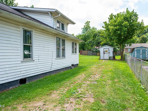 4th image of 1025 Robertson St