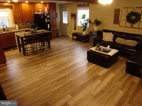5th image of 9817 Meadowview Dr